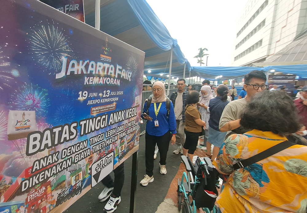 Jakarta Fair 2025 Sediakan Kebijakan Tiket Gratis untuk Lansia dan Anak-anak Pengunjung berdatangan ke Jakarta Fair 2025. (BeritaNasional/Elvis Sendouw)