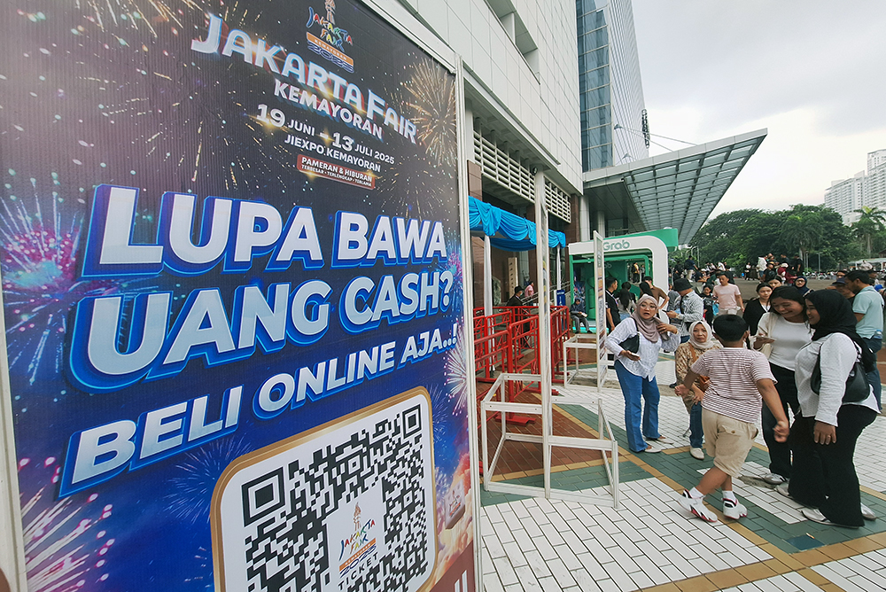 Jakarta Fair 2025 Sediakan Kebijakan Tiket Gratis untuk Lansia dan Anak-anak Pengunjung berdatangan ke Jakarta Fair 2025. (BeritaNasional/Elvis Sendouw)