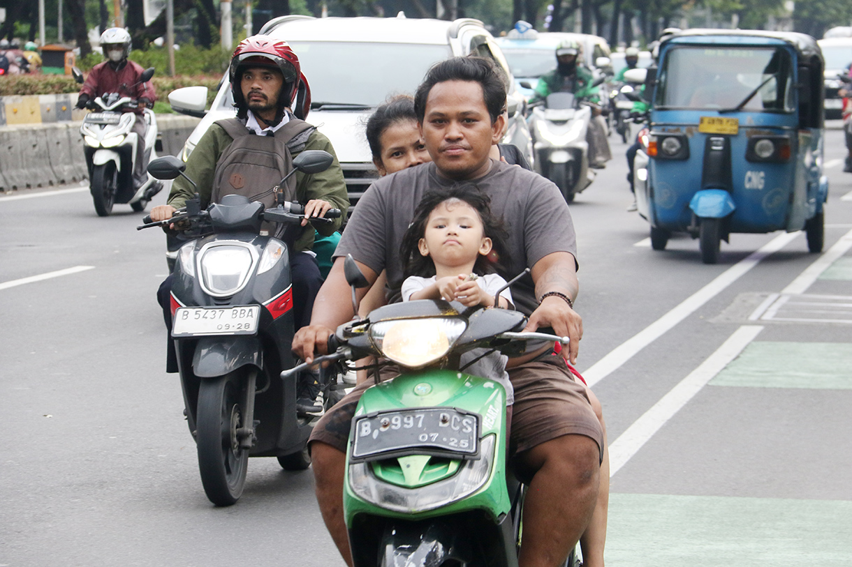 Kendaraan melintas di Jalan Kramat Raya, Jakarta, Kamis (16/4/2026). (Beritanasional.com/Oke Atmaja)
