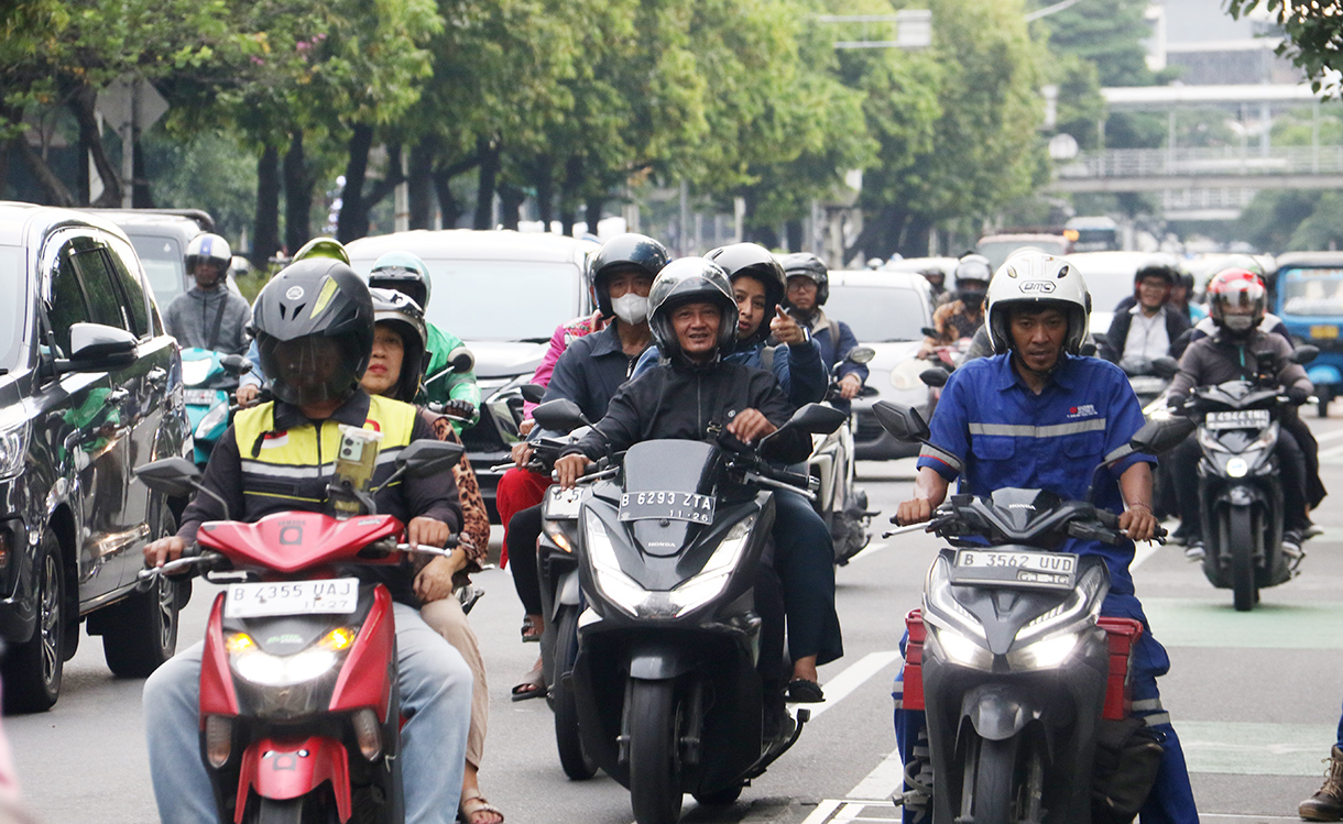 Kendaraan melintas di Jalan Kramat Raya, Jakarta, Kamis (16/4/2026). (Beritanasional.com/Oke Atmaja)