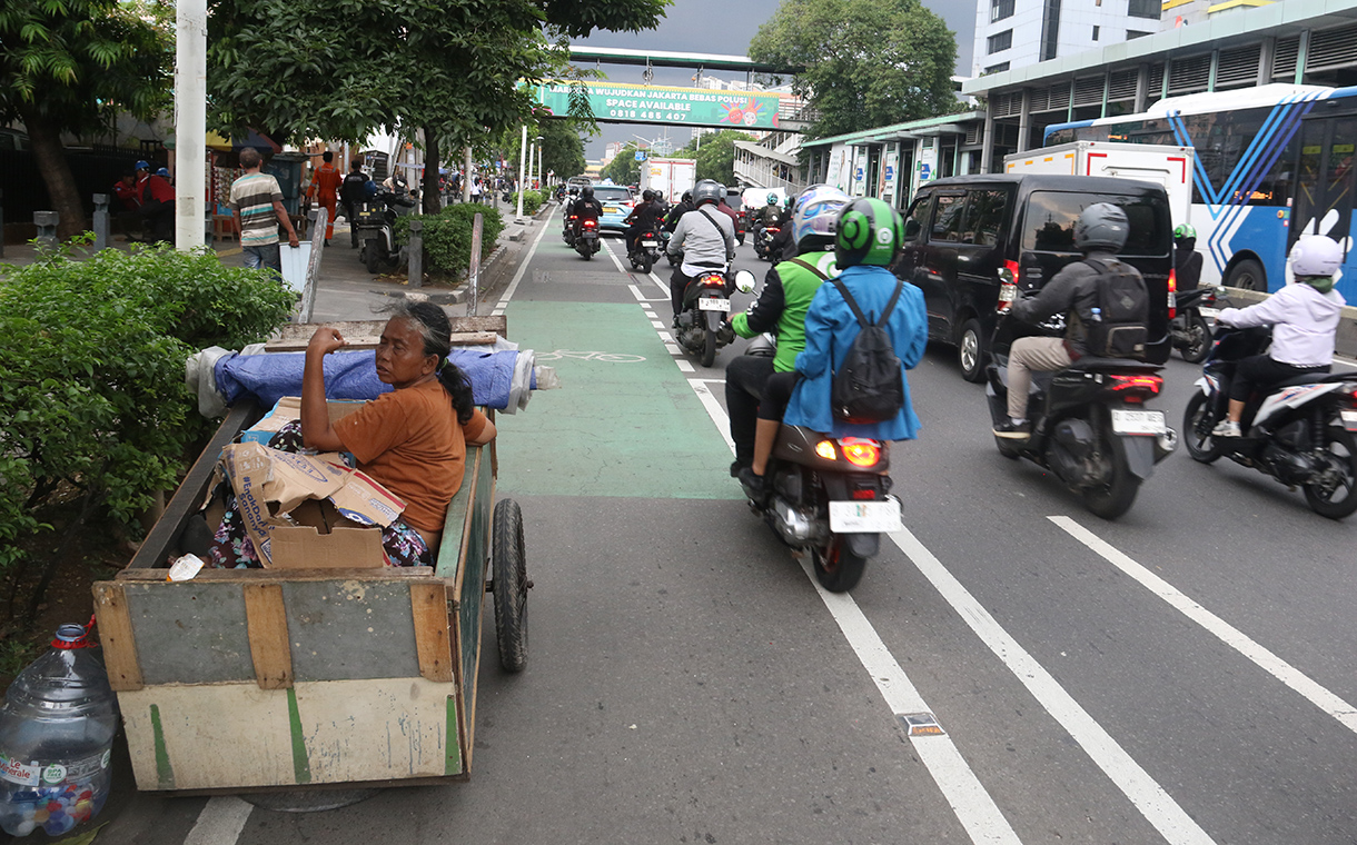 Kendaraan melintas di Jalan Kramat Raya, Jakarta, Kamis (16/4/2026). (Beritanasional.com/Oke Atmaja)
