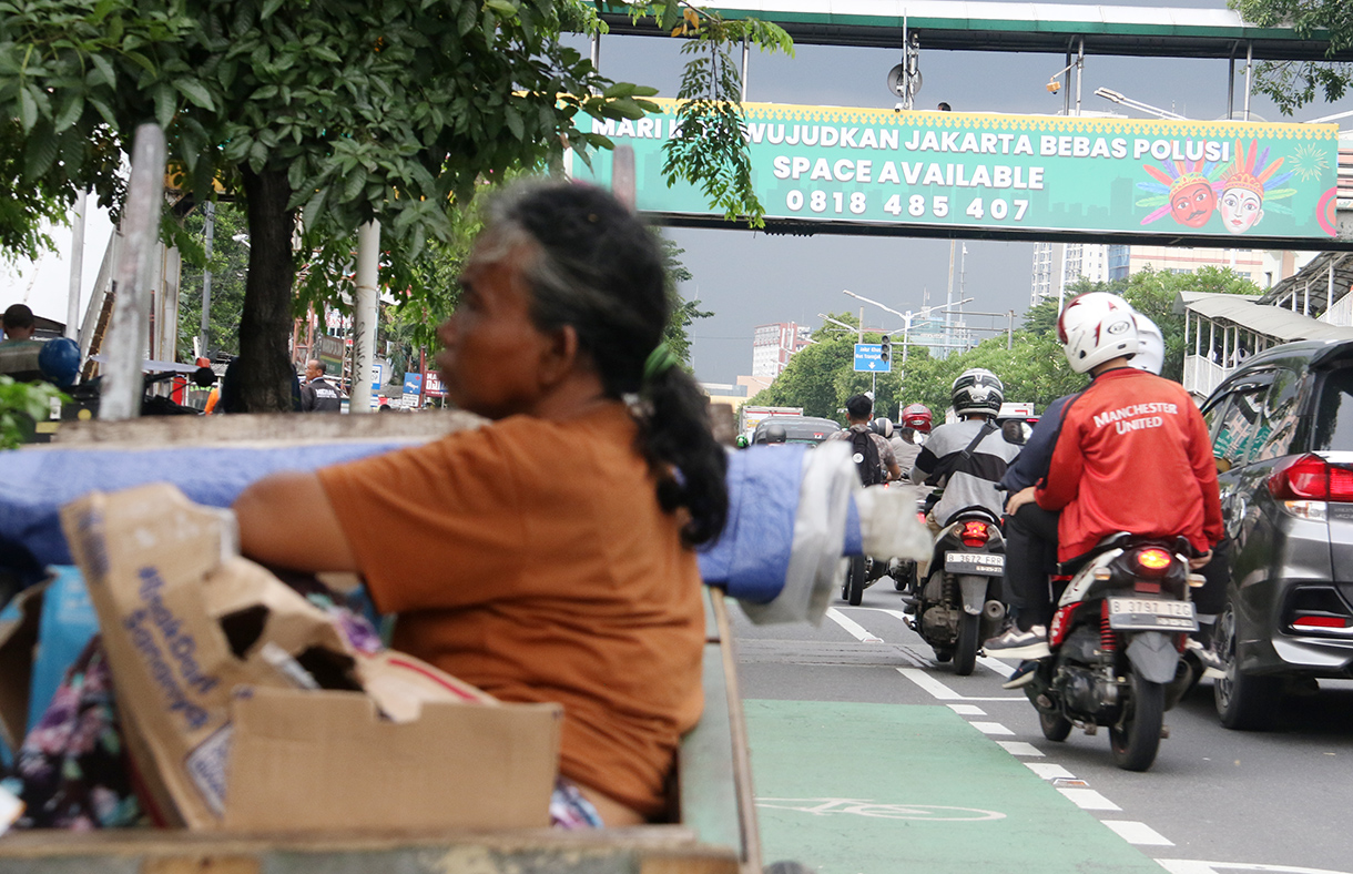 Kendaraan melintas di Jalan Kramat Raya, Jakarta, Kamis (16/4/2026). (Beritanasional.com/Oke Atmaja)