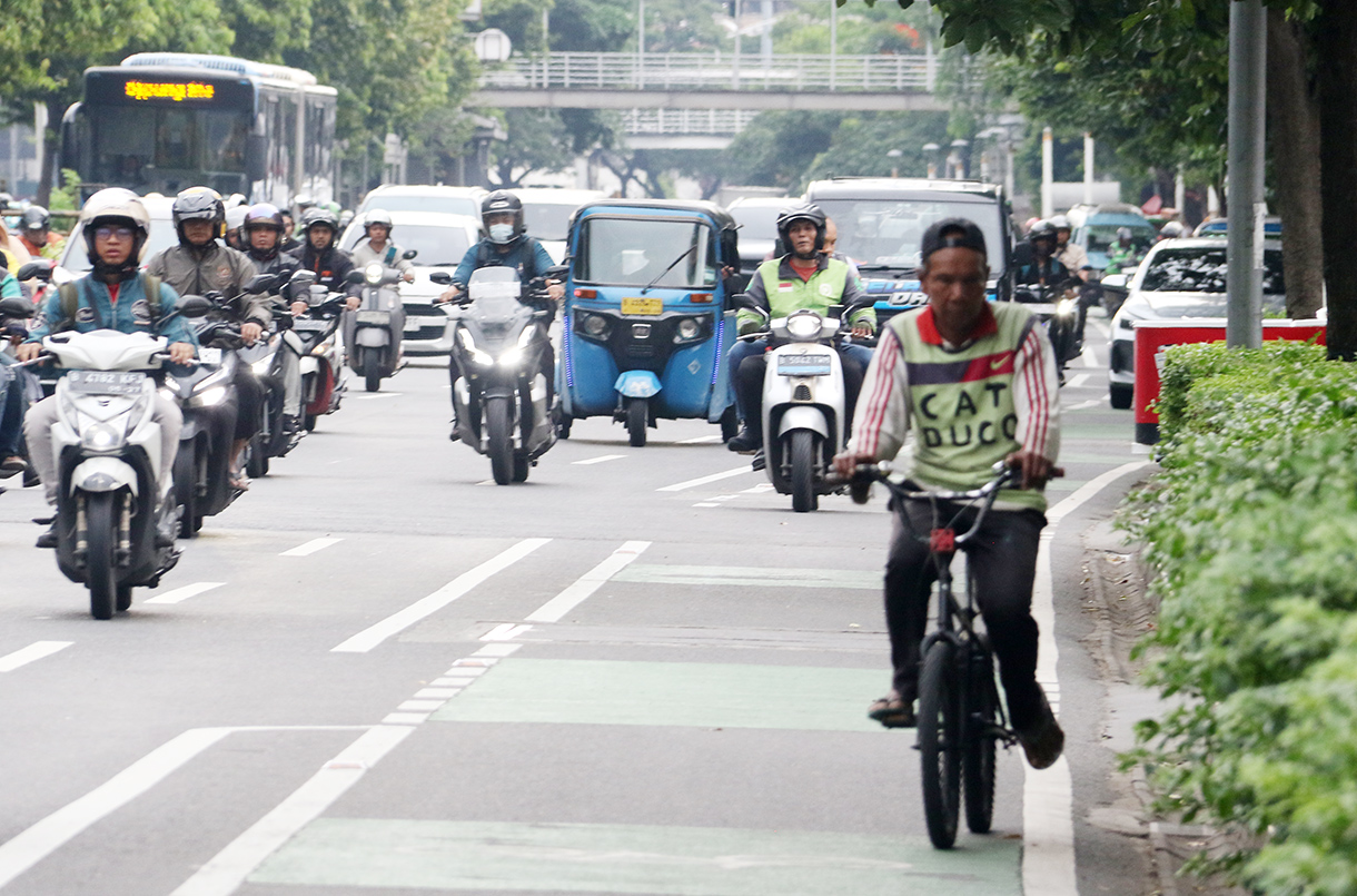 Kendaraan melintas di Jalan Kramat Raya, Jakarta, Kamis (16/4/2026). (Beritanasional.com/Oke Atmaja)