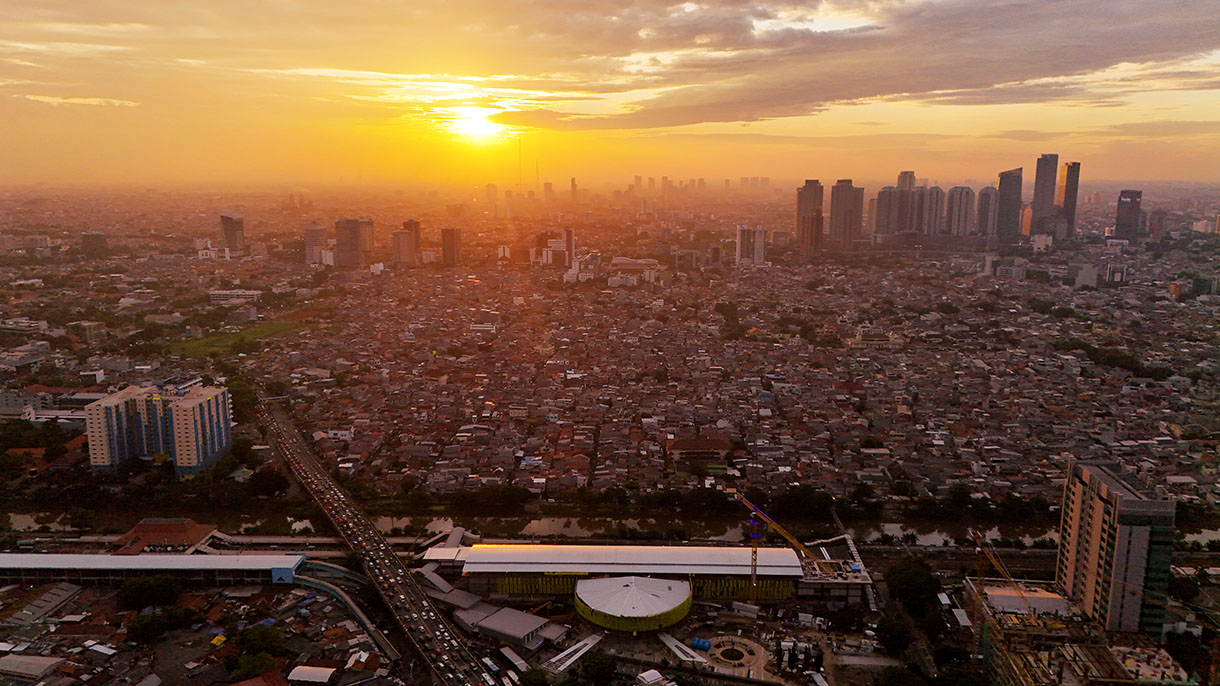 Suasana gedung pencakar langit dan pemukiman padat penduduk di wilayah Tanah Abang,Jak arta, Kamis (6/2/2025). (Beritanasional.com/Oke Atmaja)