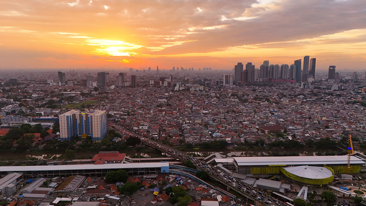 Suasana gedung pencakar langit dan pemukiman padat penduduk di wilayah Tanah Abang,Jak arta, Kamis (6/2/2025). (Beritanasional.com/Oke Atmaja)