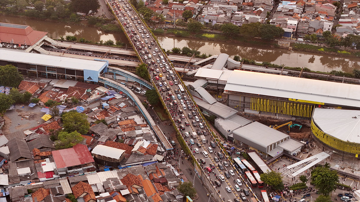 Suasana gedung pencakar langit dan pemukiman padat penduduk di wilayah Tanah Abang,Jak arta, Kamis (6/2/2025). (Beritanasional.com/Oke Atmaja)