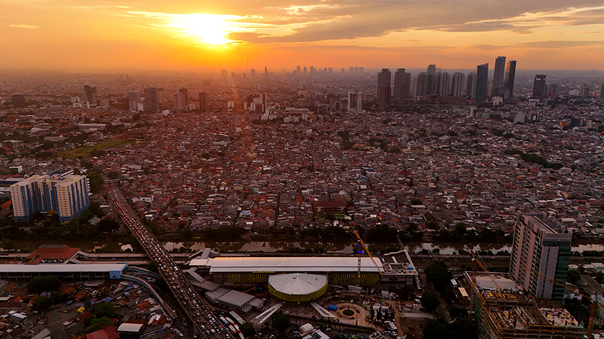 Suasana gedung pencakar langit dan pemukiman padat penduduk di wilayah Tanah Abang,Jak arta, Kamis (6/2/2025). (Beritanasional.com/Oke Atmaja)