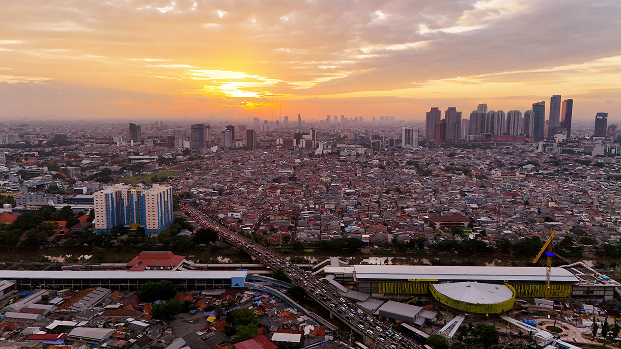 Suasana gedung pencakar langit dan pemukiman padat penduduk di wilayah Tanah Abang,Jak arta, Kamis (6/2/2025). (Beritanasional.com/Oke Atmaja)