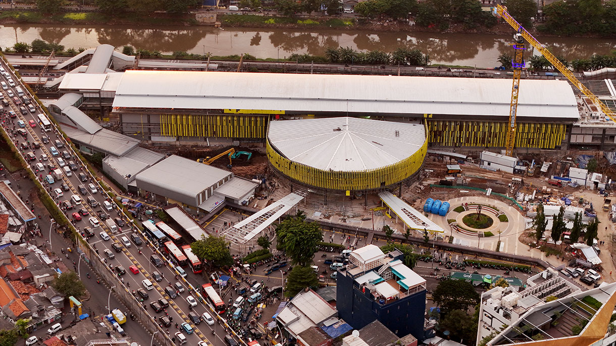 Suasana gedung pencakar langit dan pemukiman padat penduduk di wilayah Tanah Abang,Jak arta, Kamis (6/2/2025). (Beritanasional.com/Oke Atmaja)