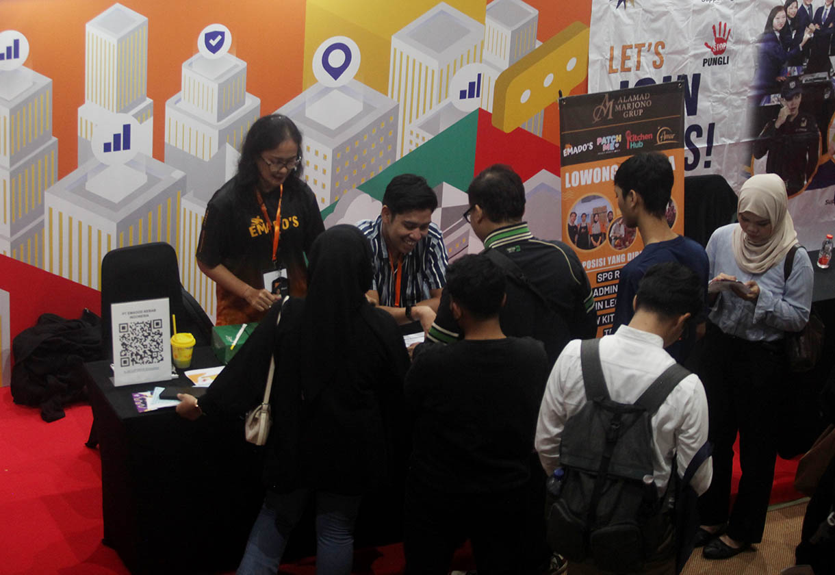 Pencari kerja mencari informasi lowongan pekerjaan saat acara Jakarta Job Festival 2025 di Balai Kartini, Jakarta, Kamis (13/11/2025).  (Beritanasional.com/Oke Atmaja)