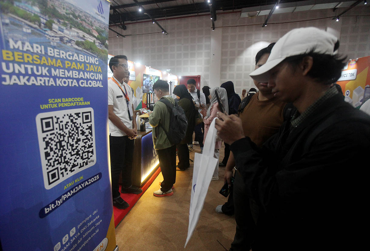Pencari kerja mencari informasi lowongan pekerjaan saat acara Jakarta Job Festival 2025 di Balai Kartini, Jakarta, Kamis (13/11/2025).  (Beritanasional.com/Oke Atmaja)