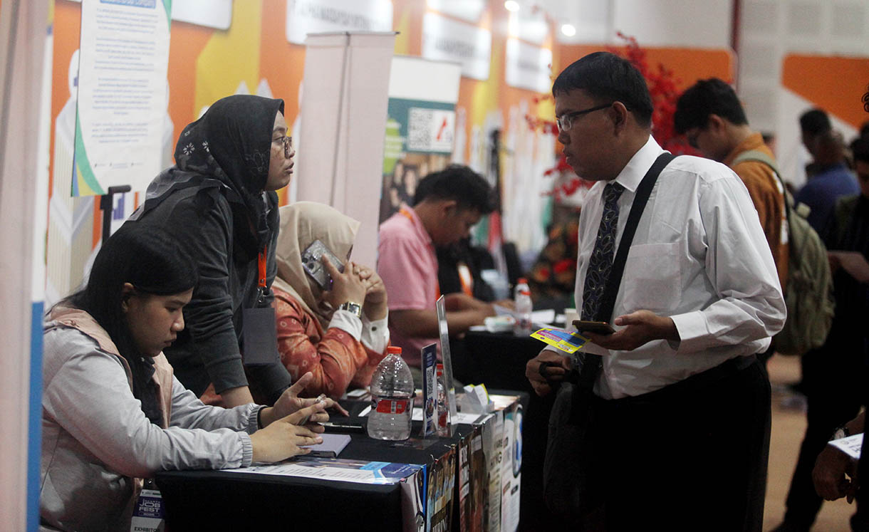Pencari kerja mencari informasi lowongan pekerjaan saat acara Jakarta Job Festival 2025 di Balai Kartini, Jakarta, Kamis (13/11/2025).  (Beritanasional.com/Oke Atmaja)