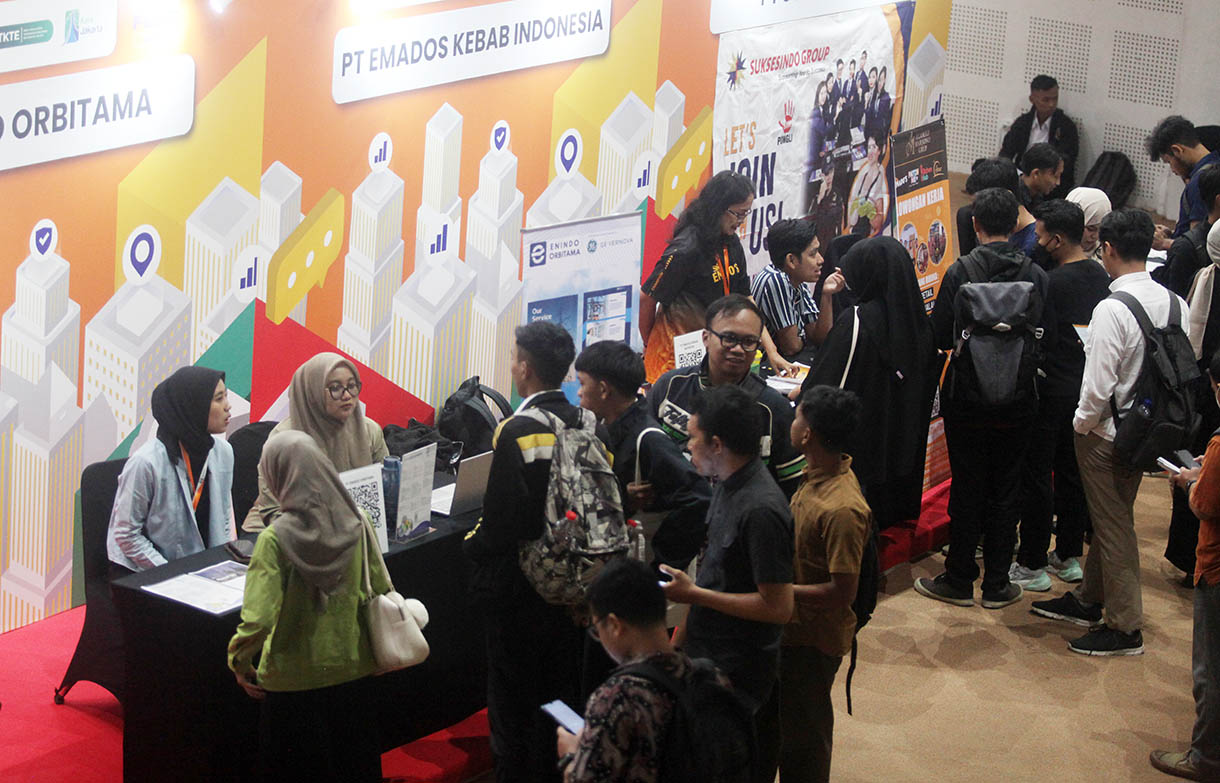 Pencari kerja mencari informasi lowongan pekerjaan saat acara Jakarta Job Festival 2025 di Balai Kartini, Jakarta, Kamis (13/11/2025).  (Beritanasional.com/Oke Atmaja)