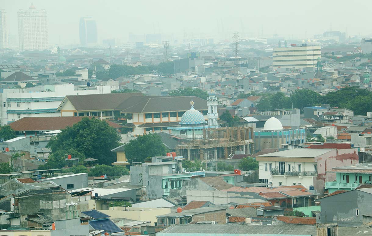 Foto udara kawasan padat penduduk di Jakarta, Selasa (9/12/2025). (Beritanasional.com/Oke Atmaja)