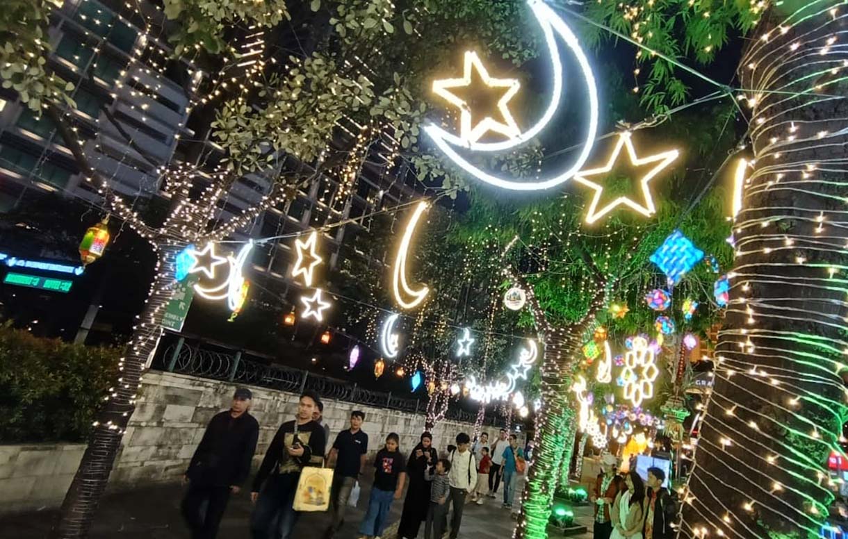 Sejumlah warga menikmati suasana di sekitar aneka lampu hias pada Jakarta Light Festival 2026 di kawasan Bundaran HI, Jakarta, Jumat (13/3/2026). (Beritanasional.com/Oke Atmaja)