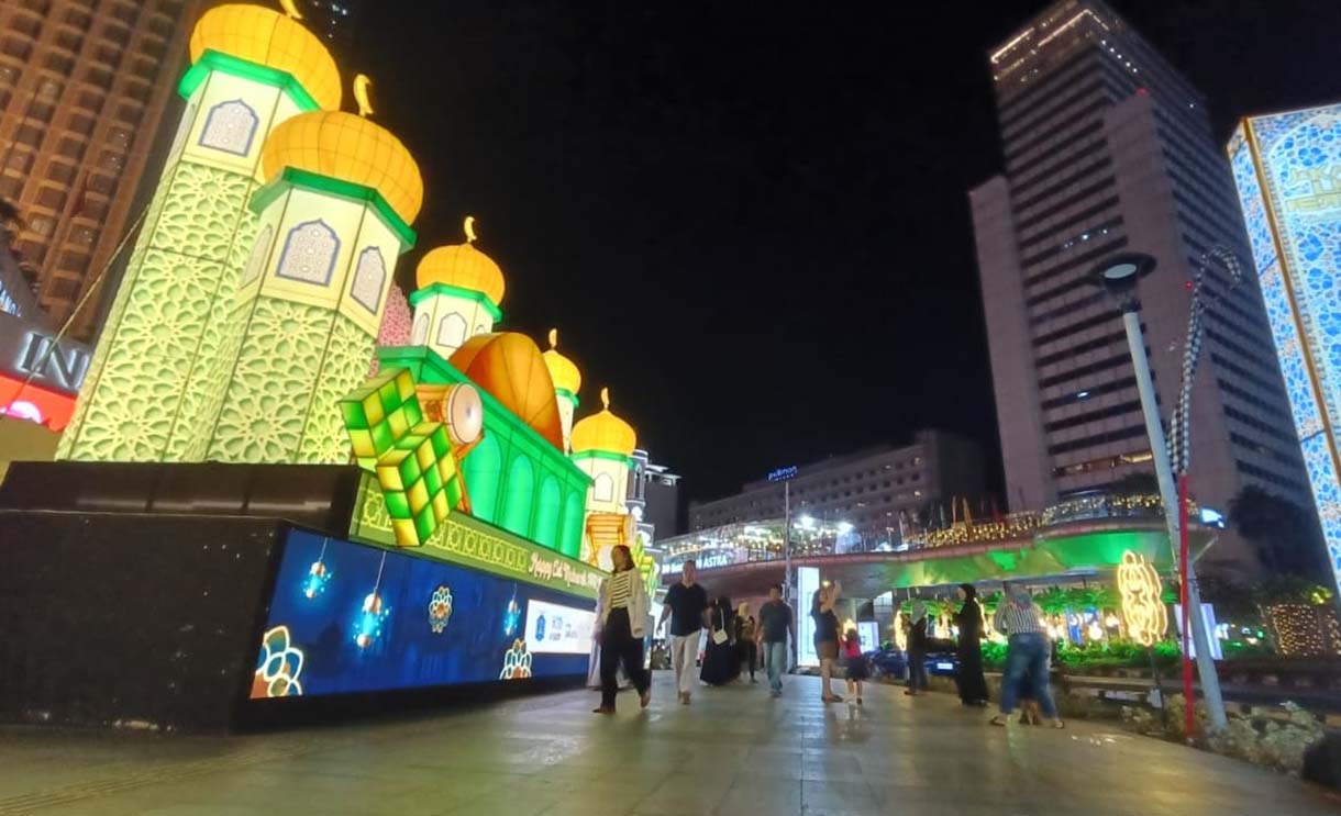 Suasana di sekitar aneka lampu hias Jakarta Light Festival 2026 di kawasan Bundaran HI, Jakarta, Jumat (13/3/2026). (Beritanasional.com/Oke Atmaja)