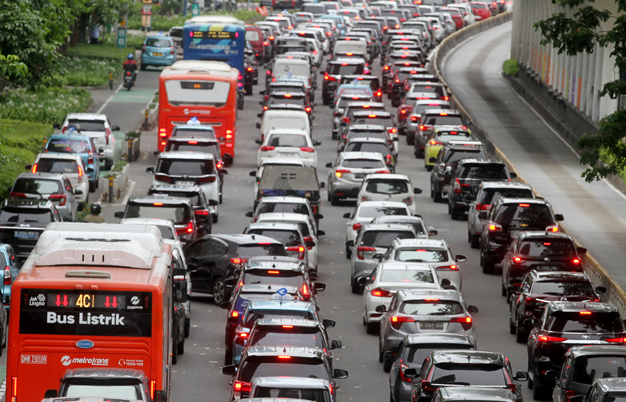 Sejumlah kendaraan bermotor terjebak kemacetan di Jalan Jenderal Sudirman, Jakarta, Senin (27/1/2025). (BeritaNasional/Oke Atmaja)