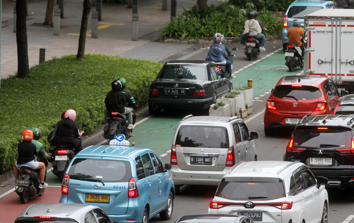 Sejumlah kendaraan bermotor terjebak kemacetan di Jalan Jenderal Sudirman, Jakarta, Senin (27/1/2025). (BeritaNasional/Oke Atmaja)