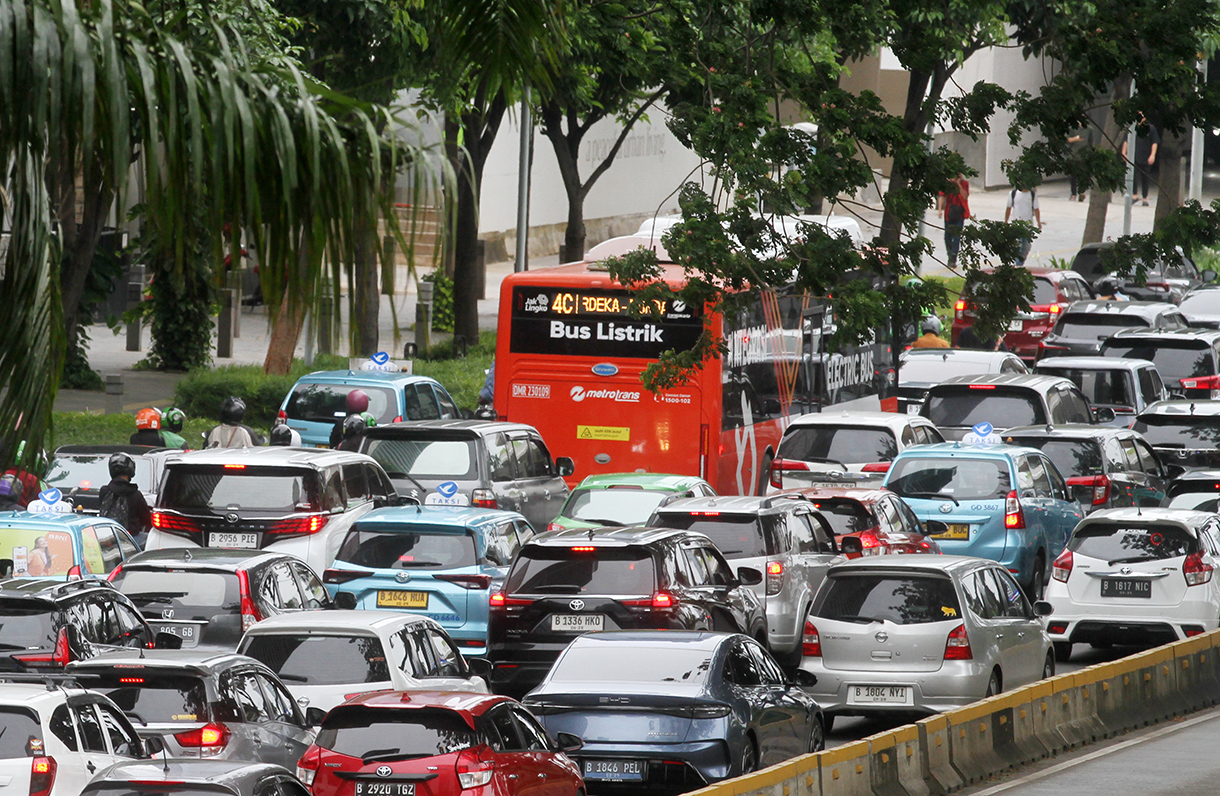 Sejumlah kendaraan bermotor terjebak kemacetan di Jalan Jenderal Sudirman, Jakarta, Senin (27/1/2025). (BeritaNasional/Oke Atmaja)