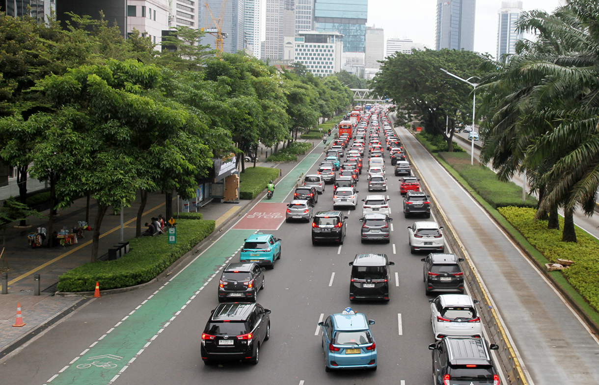 Sejumlah kendaraan bermotor terjebak kemacetan di Jalan Jenderal Sudirman, Jakarta, Senin (27/1/2025). (BeritaNasional/Oke Atmaja)