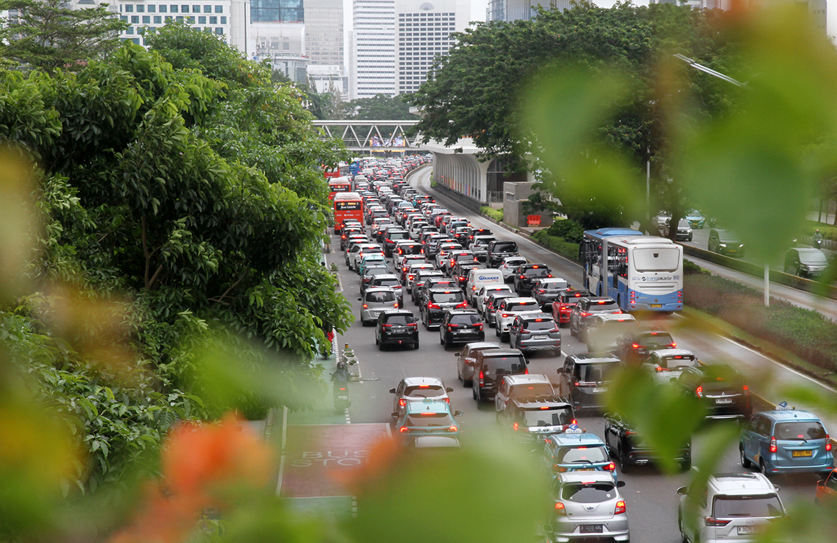 Sejumlah kendaraan bermotor terjebak kemacetan di Jalan Jenderal Sudirman, Jakarta, Senin (27/1/2025). (BeritaNasional/Oke Atmaja)