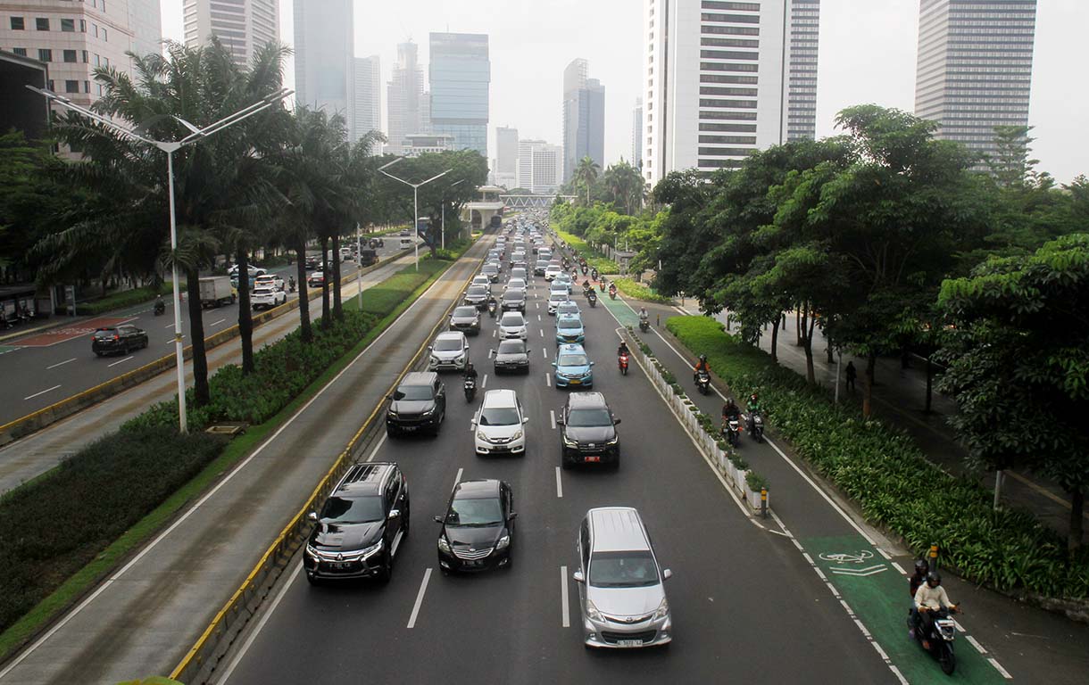 Kendaraan melintas di Kawasan Jalan Jenderal Sudirman, Jakarta, Selasa (14/10/2025).(Beritanasional.com/Oke Atmaja)