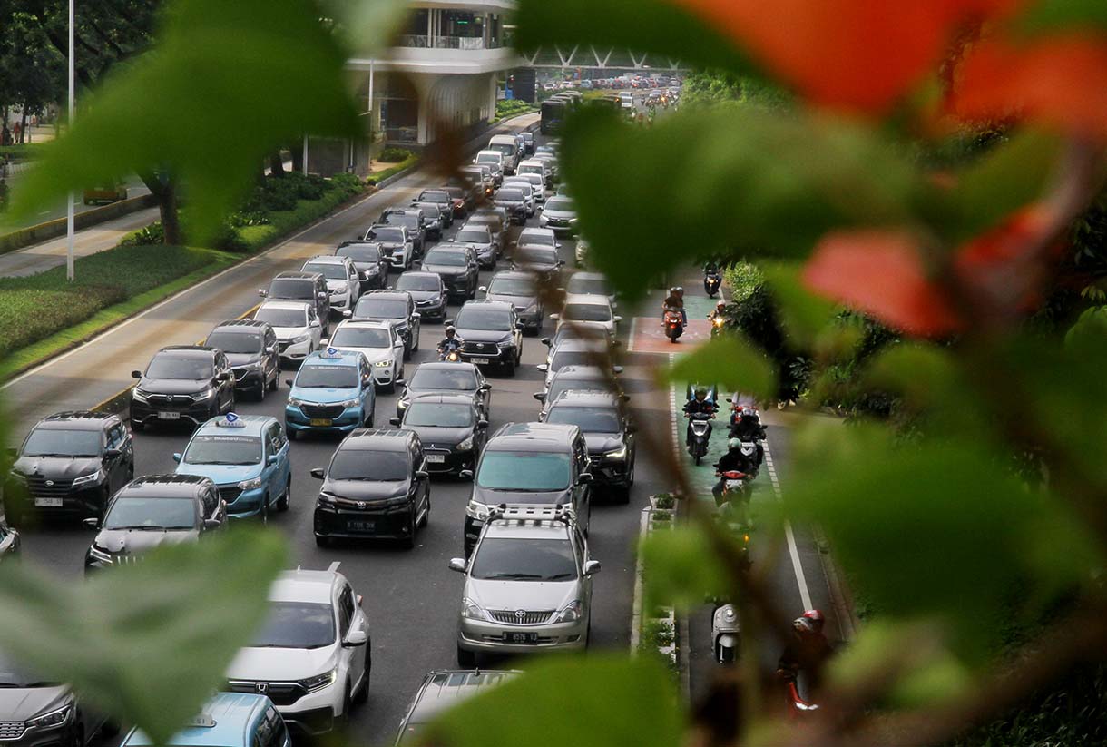 Kendaraan melintas di Kawasan Jalan Jenderal Sudirman, Jakarta, Selasa (14/10/2025).(Beritanasional.com/Oke Atmaja)