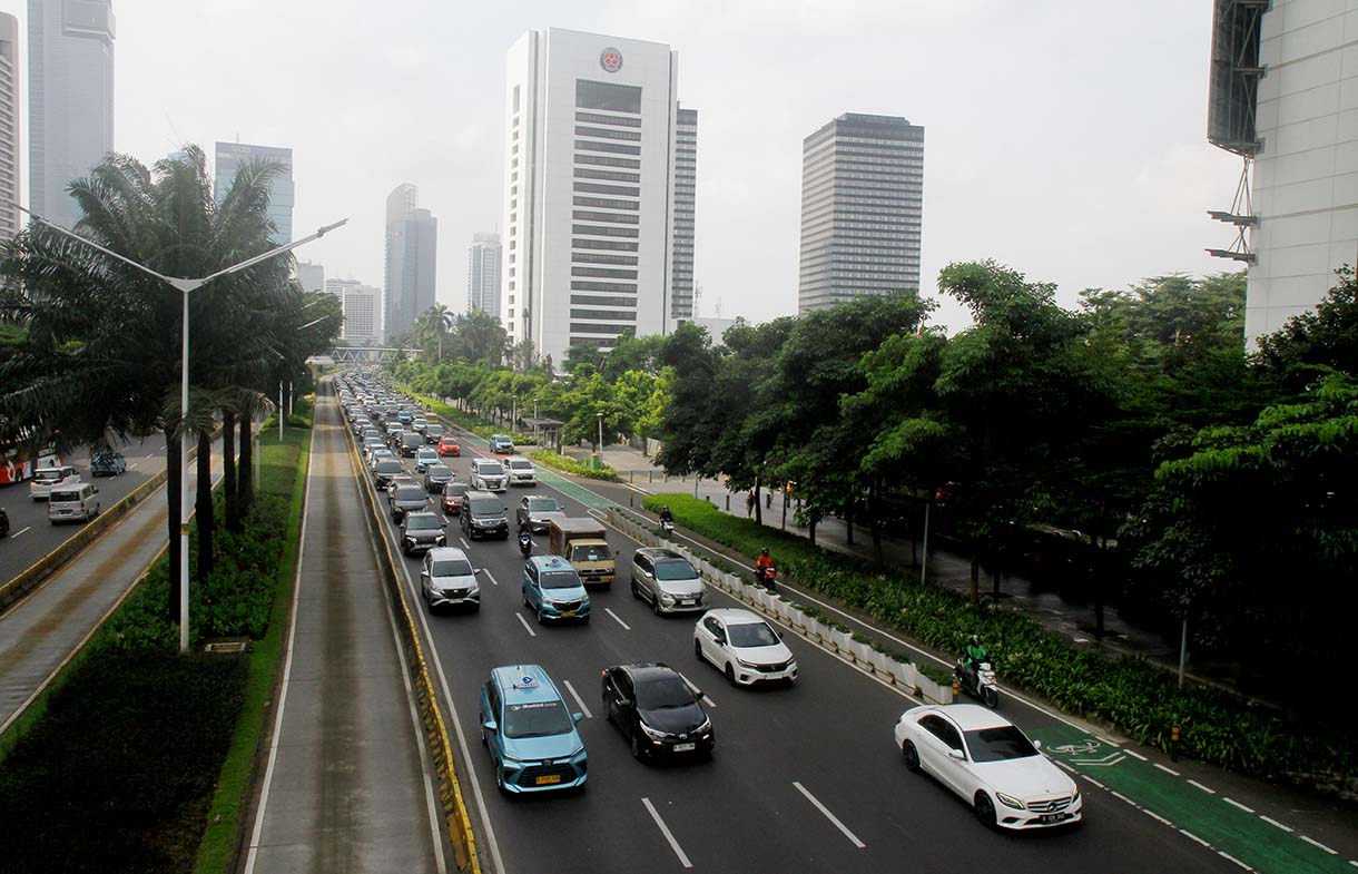 Kendaraan melintas di Kawasan Jalan Jenderal Sudirman, Jakarta, Selasa (14/10/2025).(Beritanasional.com/Oke Atmaja)