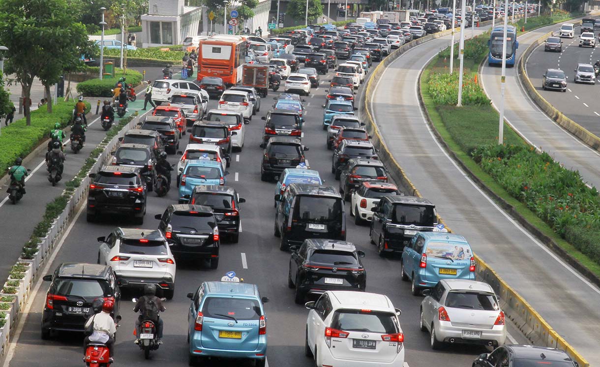 Kendaraan melintas di Kawasan Jalan Jenderal Sudirman, Jakarta, Selasa (14/10/2025).(Beritanasional.com/Oke Atmaja)