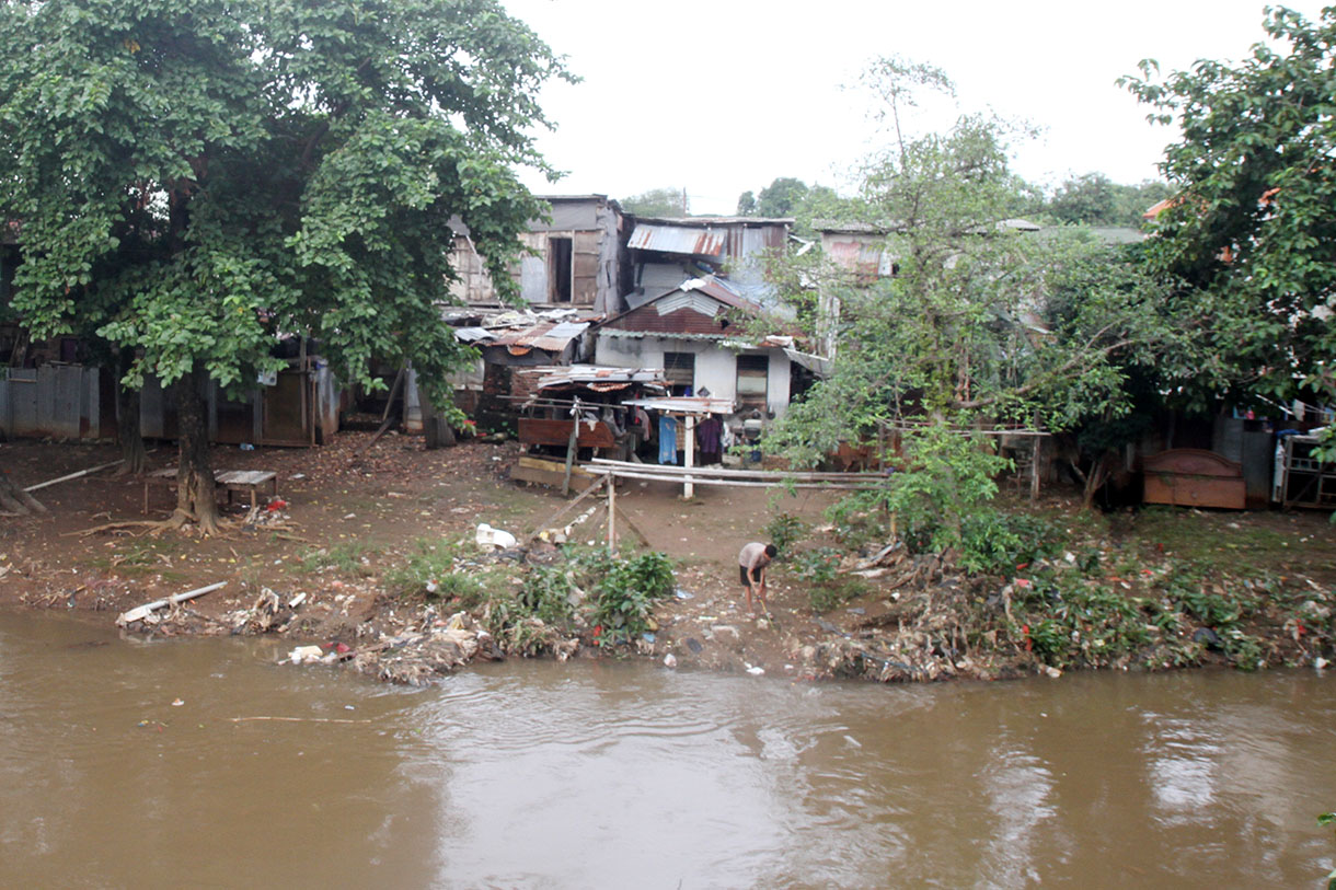 Warga memancing di aliran sungai Ciliwung kawasan Manggarai, Jakarta, Selasa (4/2/2025).(Beritanasional.com/Oke Atmaja)