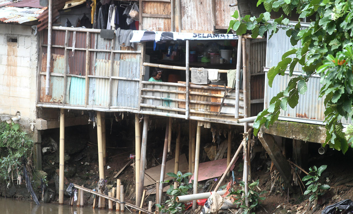 Warga memancing di aliran sungai Ciliwung kawasan Manggarai, Jakarta, Selasa (4/2/2025).(Beritanasional.com/Oke Atmaja)