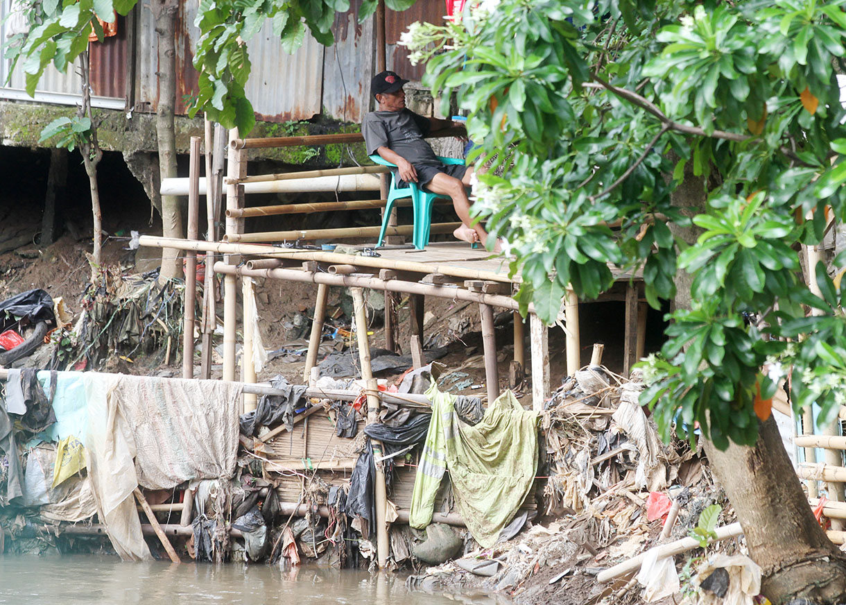 Warga memancing di aliran sungai Ciliwung kawasan Manggarai, Jakarta, Selasa (4/2/2025).(Beritanasional.com/Oke Atmaja)