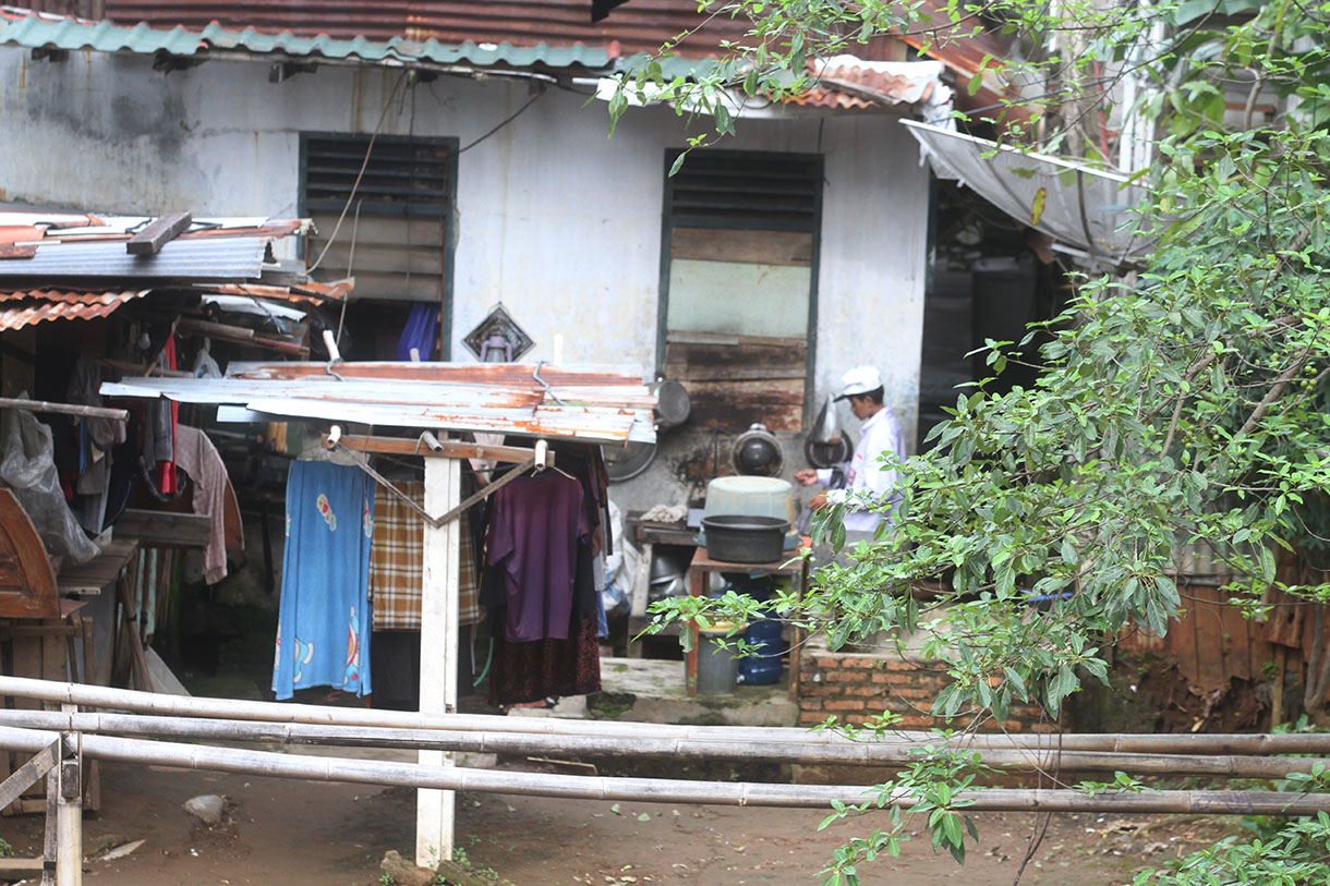 Warga memancing di aliran sungai Ciliwung kawasan Manggarai, Jakarta, Selasa (4/2/2025).(Beritanasional.com/Oke Atmaja)