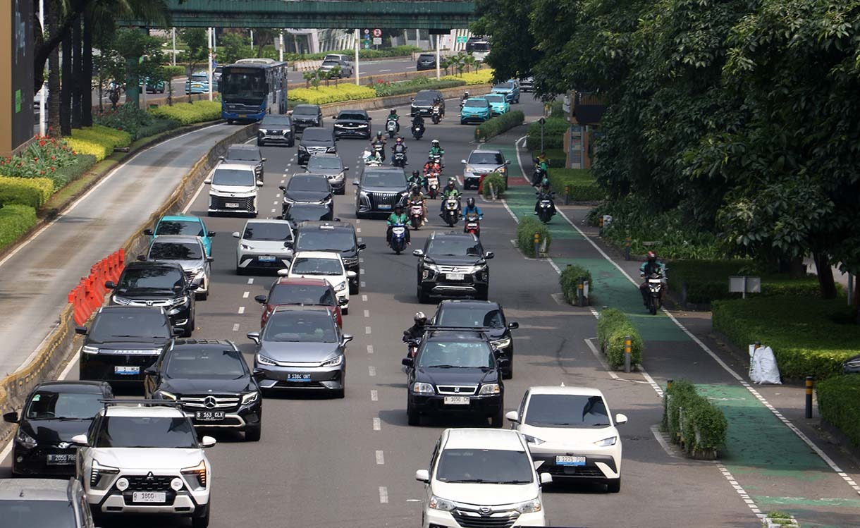 Kendaraan melintas di Jalan Jenderal Sudirman, Jakarta, Selasa (23/6/2026). (Beritanasional.com/Oke Atmaja)