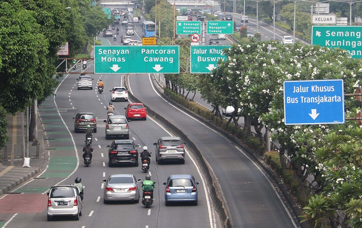 Kendaraan melintas di Jalan Jenderal Sudirman, Jakarta, Selasa (23/6/2026). (Beritanasional.com/Oke Atmaja)