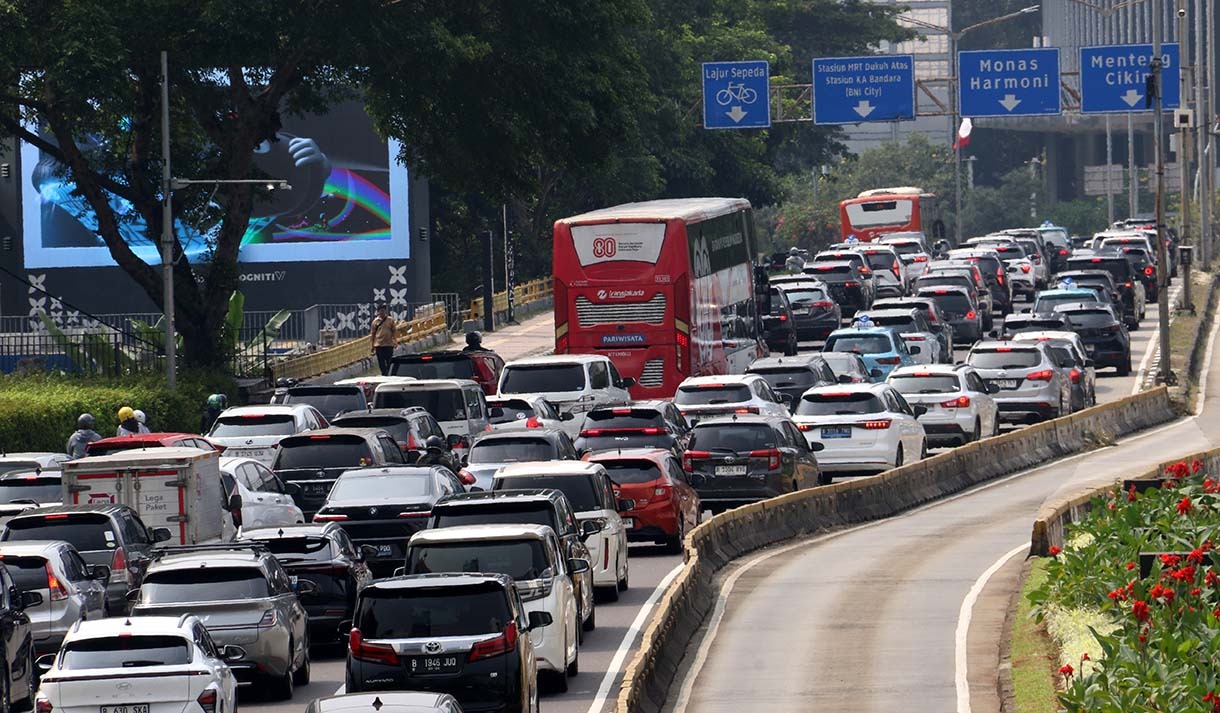 Kendaraan melintas di Jalan Jenderal Sudirman, Jakarta, Selasa (23/6/2026). (Beritanasional.com/Oke Atmaja)