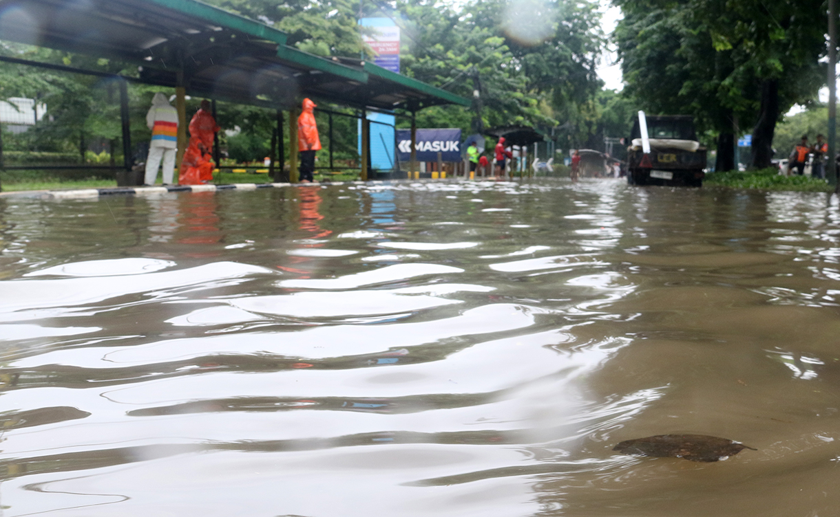 Petugas mengatur lalu lintas jalan di tengah genangan banjir yang merendam di sekitar Cempaka Putih, Jakarta, Kamis (22/1/2026).(Beritanasional/Oke Atmaja)