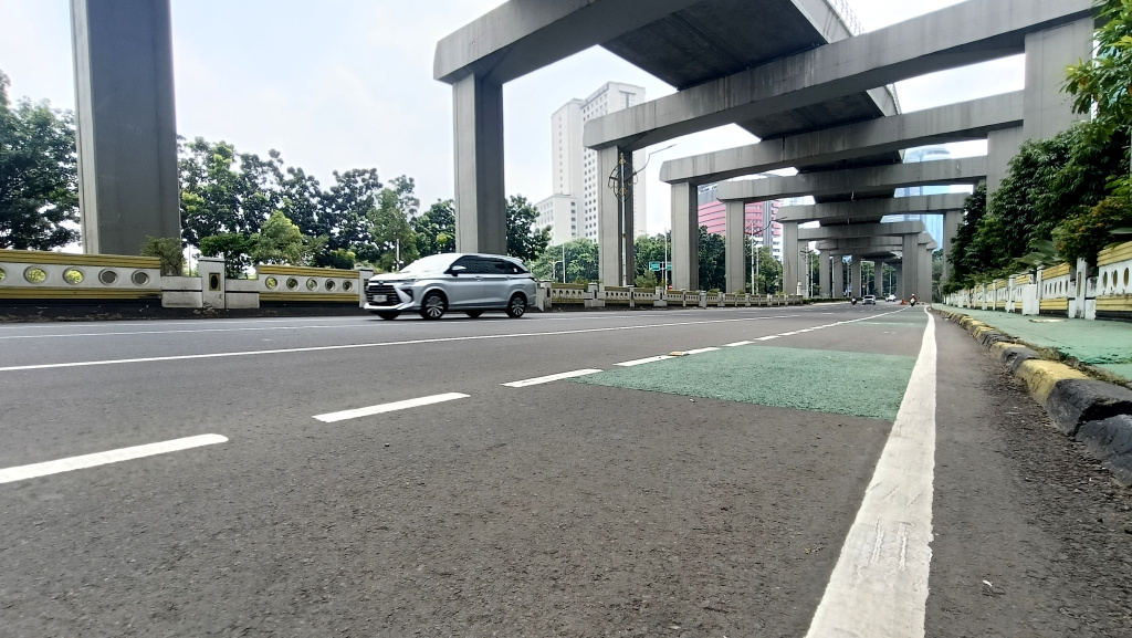 Sejumlah kendaraan bermotor melintasi Jalan Rasuna Sahid saat hari libur Natal di Jakarta, Kamis (25/12/2025).  (Beritanasional.com/Oke Atmaja)