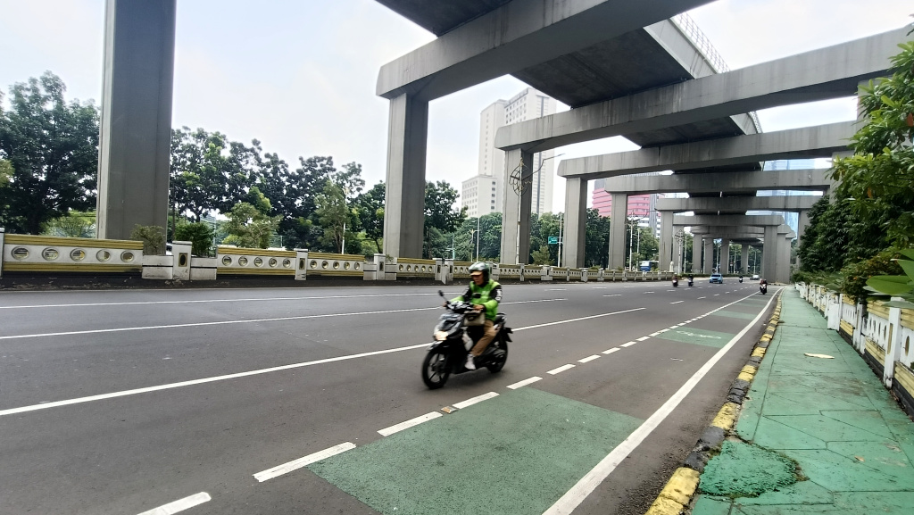 Sejumlah kendaraan bermotor melintasi Jalan Rasuna Sahid saat hari libur Natal di Jakarta, Kamis (25/12/2025).  (Beritanasional.com/Oke Atmaja)