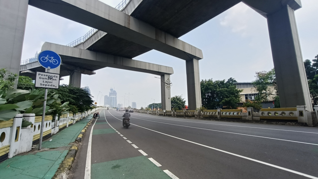 Sejumlah kendaraan bermotor melintasi Jalan Rasuna Sahid saat hari libur Natal di Jakarta, Kamis (25/12/2025).  (Beritanasional.com/Oke Atmaja)