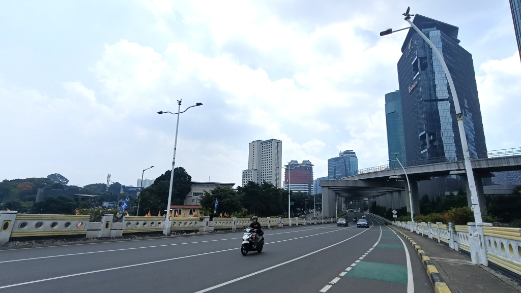 Sejumlah kendaraan bermotor melintasi Jalan Rasuna Sahid saat hari libur Natal di Jakarta, Kamis (25/12/2025).  (Beritanasional.com/Oke Atmaja)