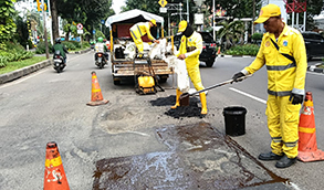 Petugas Dinas Bina Marga melakukan pengaspalan di jalur Jalan Kebon Sirih, Jakarta, Senin. (Beritanasional.com/Oke Atmaja)