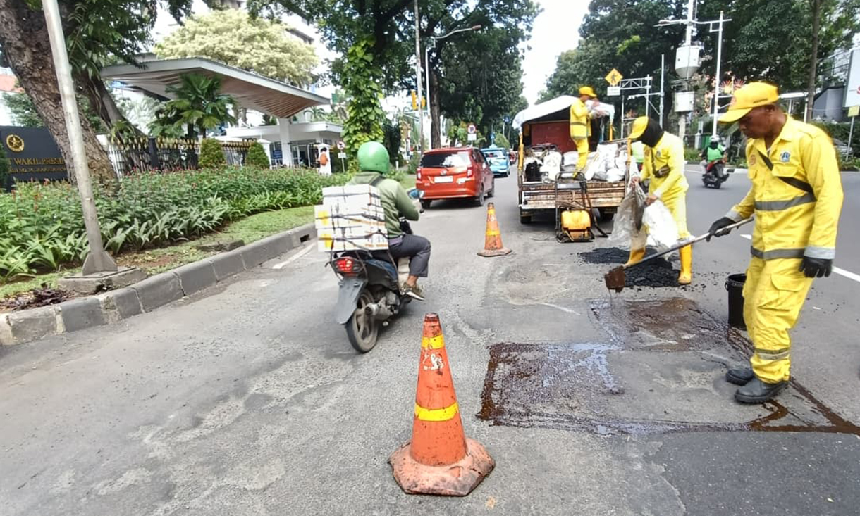 Petugas Dinas Bina Marga melakukan pengaspalan di jalur Jalan Kebon Sirih, Jakarta, Senin (26/1/2026).  (Beritanasional.com/Oke Atmaja)