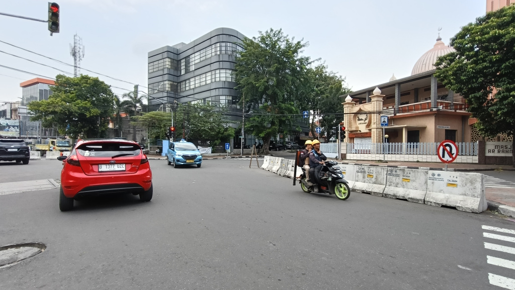 kendaraan melintas di kawasan Jl.Salemba Tengah, Jakarta, Rabu (15/4/2026). (Beritanasional.com/Oke Atmaja)
