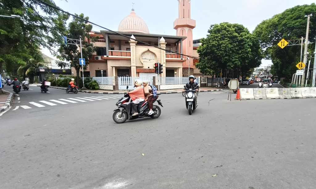kendaraan melintas di kawasan Jl.Salemba Tengah, Jakarta, Rabu (15/4/2026). (Beritanasional.com/Oke Atmaja)