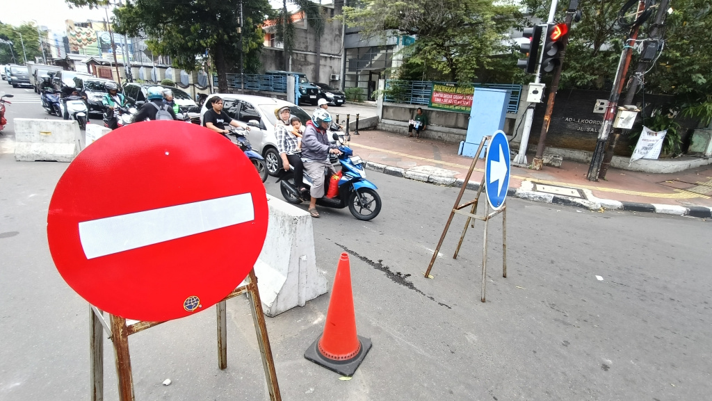 kendaraan melintas di kawasan Jl.Salemba Tengah, Jakarta, Rabu (15/4/2026). (Beritanasional.com/Oke Atmaja)