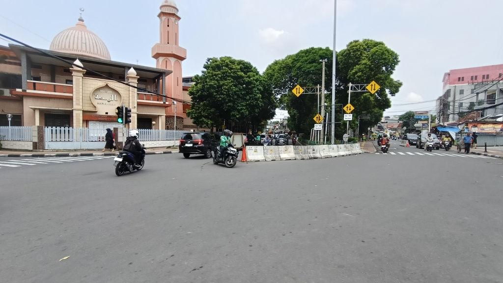 kendaraan melintas di kawasan Jl.Salemba Tengah, Jakarta, Rabu (15/4/2026). (Beritanasional.com/Oke Atmaja)