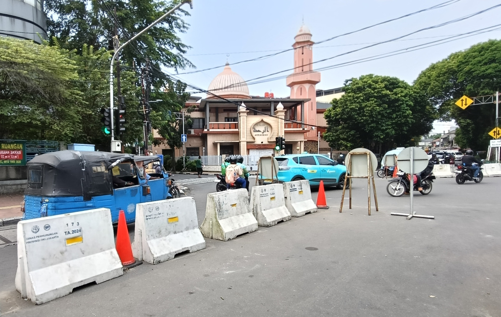 kendaraan melintas di kawasan Jl.Salemba Tengah, Jakarta, Rabu (15/4/2026). (Beritanasional.com/Oke Atmaja)