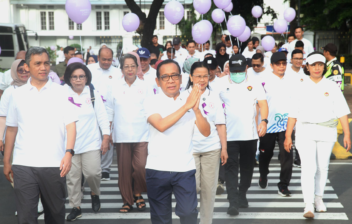 Menteri Koordinator Bidang Pembangunan Manusia dan Kebudayaan (Menko PMK) Pratikno (kedua kiri depan) bersama pengurus penyintas kanker Yayasan Kanker Indonesia Rini Hoepoedio (kedua kanan) dan sejumlah penyintas kanker mengikuti jalan sehat melawan kanker di halaman Monas, Jakarta, Rabu (5/2/2025).  (Beritanasional.com/Oke Atmaja)