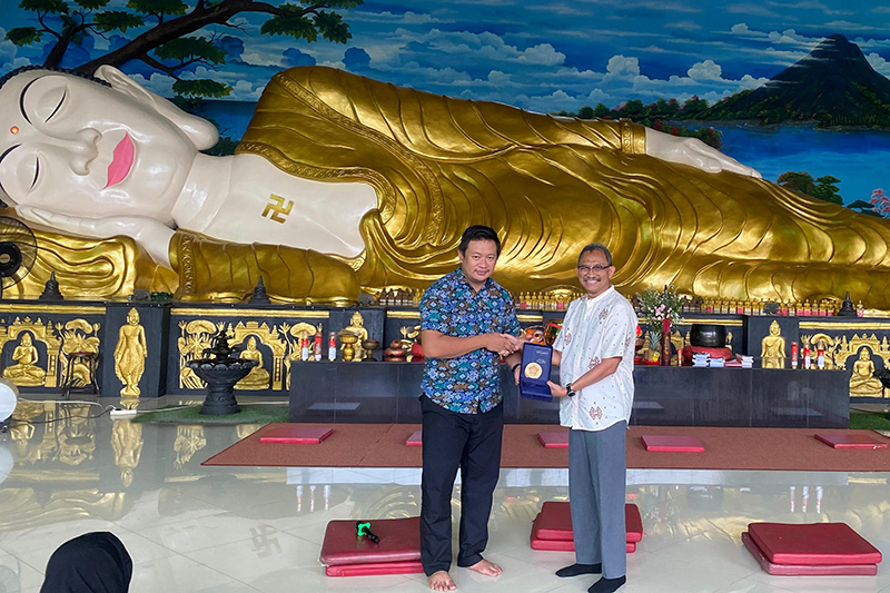 Thariqah Kadisiyah berkunjung ke  patung Buddha tidur di Vihara Buddha Dharma dan 8 Pho Sat. (BeritaNasional/Elvis Sendouw)